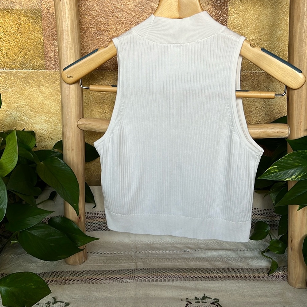Uniqlo Women’s Mock-Neck Ribbed Knit Sleeveless Crop White Tank Top, Size M